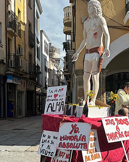 La familia de Robe denuncia un homenaje «que duele y ofende» tras la procesión de la escultura de Antonio Morán por Plasencia